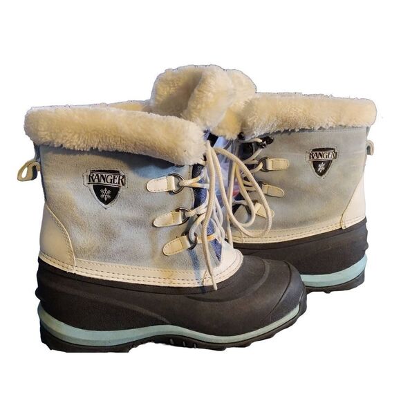 RANGER suede leather snow boots in powder blue suede.
Women's size 3. Slight Dis - Picture 1 of 8